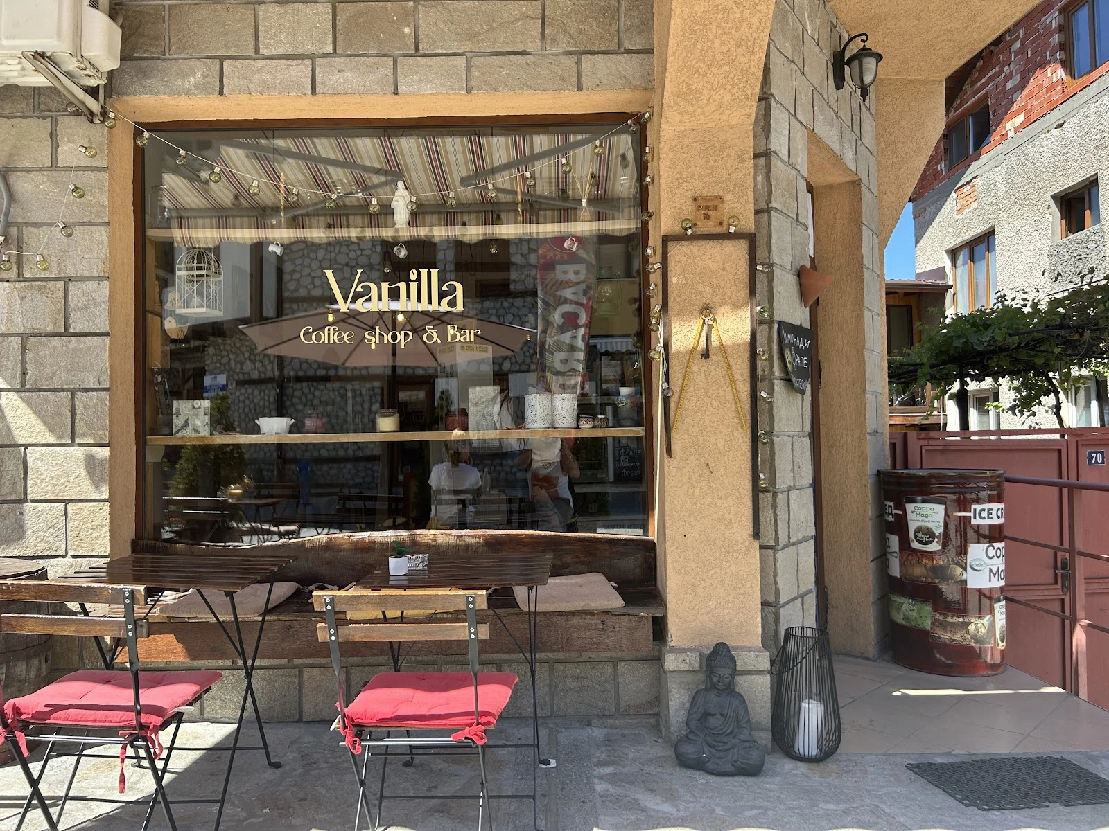 Фасадата на Vanilla Coffee Shop and Bar, Банско